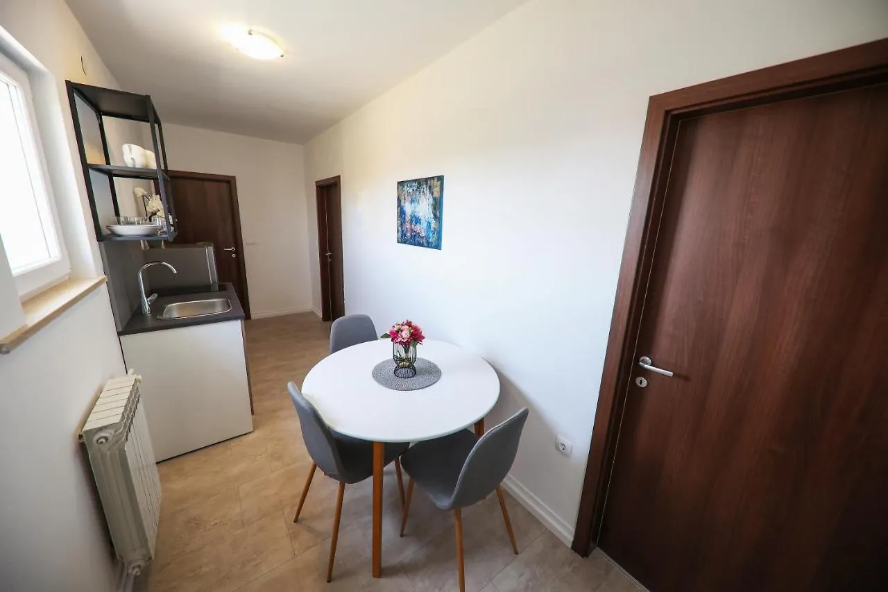 Guest house Beachfront Apartments And Rooms Sukosan
